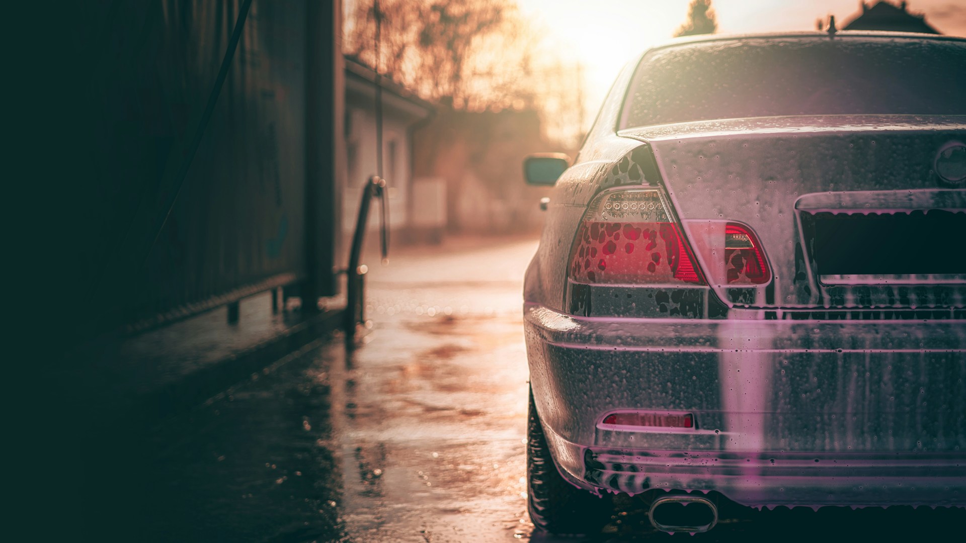 雨に濡れた車を洗う様子